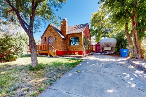 Charming, dog-friendly home with fenced yard, washer/dryer & AC Hotels in South Salt Lake