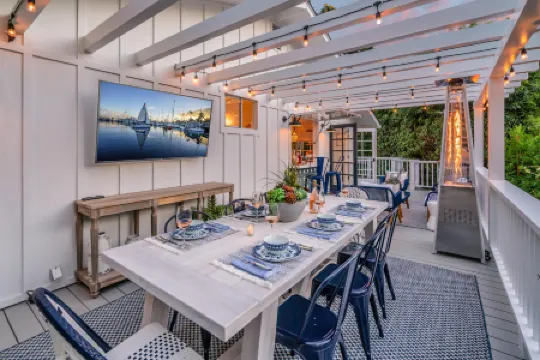 Jacuzzi, Game Room, Outdoor Deck and Private Bridge - Stunning Oasis