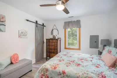 Quiet remodeled cottage near downtown Sawyer - private deck, gas grill, firepit