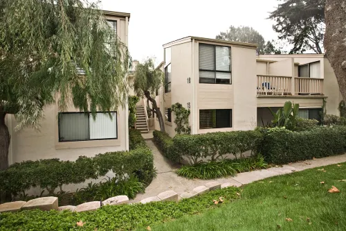 Spacious Condo with Gourmet Kitchen and Piano - Serene Coastal Retreat