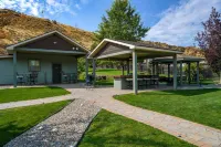 Charming Cottage with Outdoor Kitchen and Sauna - Inviting Retreat