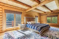 Inviting Hot Tub and Stunning Mountain Views - Exquisite Log Haven