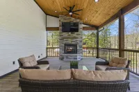 Ideal Romantic Getaway in Heart of Hochatown - Charming Cabin