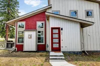 Luxury Mountain Home with Private Hot Tub and Scenic Views - Exquisite Retreat Hotels in Fraser