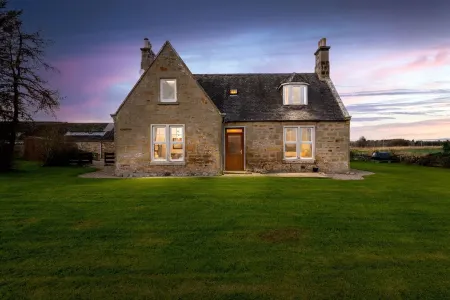 Old Duffus Farmhouse on Scottish Estate - stunning castle views Отели в г. Элгин