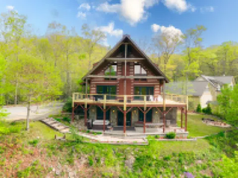 Spectacular Views, Hot Tub, and Pool Table - Stunning Cozy Retreat