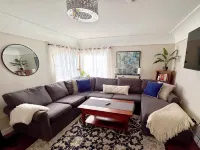 Cozy 2-bedroom apartment in Vancouver walk/bike distance to pubs/shopping!