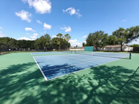 Very Clean & Spacious! Pool, Game Room, BBQ, 2 King Masters--Close to Disney!