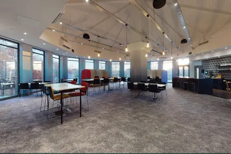 Village Hotel Bracknell Отели в г. Бракнелл