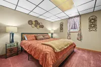 Charming Retreat with Hot Tub and Game Room - Cozy and Inviting Escape فنادق في Long Lake Township