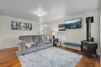 Cozy Downtown Redmond Cottage