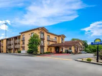 Days Inn by Wyndham Birmingham/West Hotels near Birmingham Crossplex