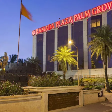 Ramada Plaza by Wyndham Palm Grove Отели рядом с достопримечательностью «Пляж Версова»