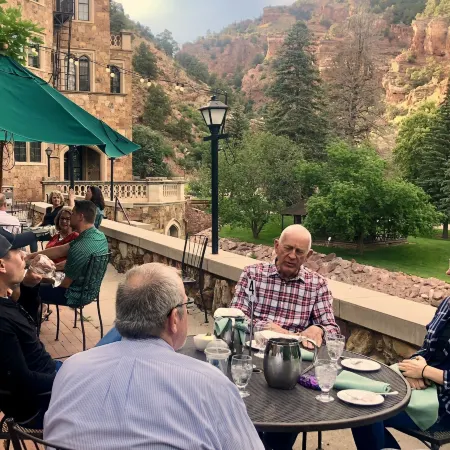 Glen Eyrie Castle & Conference Center A Ministry of the Navigators Отели рядом с достопримечательностью «Сад богов»