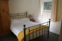 Snow Whites House - Farm Park Stay with Hot Tub Hotel di Upper Tumble