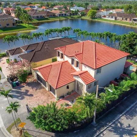 Lakefront Glow Villa - Private 4K Cinema, Heated Pool & Spa - Sleeps 12