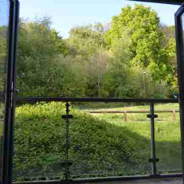 360 Serviced Accommodations - Brentwood 2 Bedroom Executive Apartment with Secure Parking Others