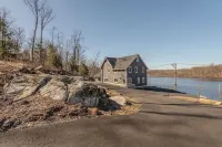 Beautiful Escape! Hudson Valley LakeHouse. 90min from NYC & 30min from Beacon.