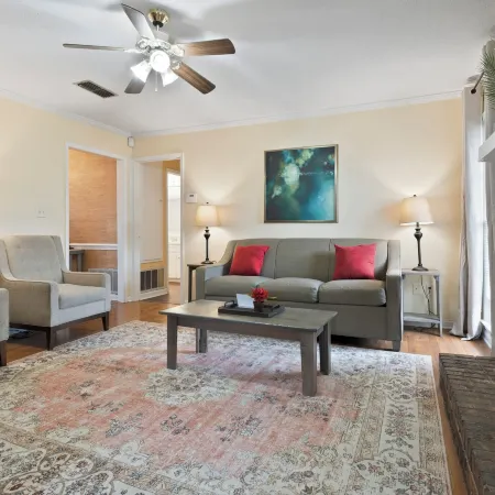 Large Fenced Yard Near Midtown- Shamrock Stay