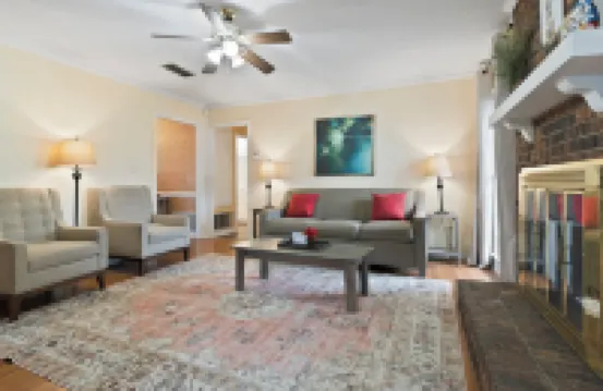 Large Fenced Yard Near Midtown- Shamrock Stay