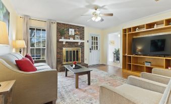 Large Fenced Yard Near Midtown- Shamrock Stay