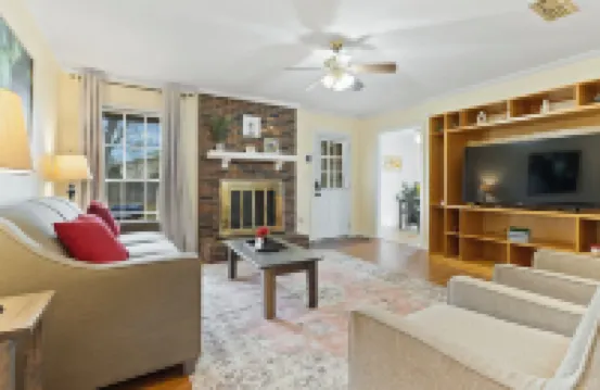 Large Fenced Yard Near Midtown- Shamrock Stay