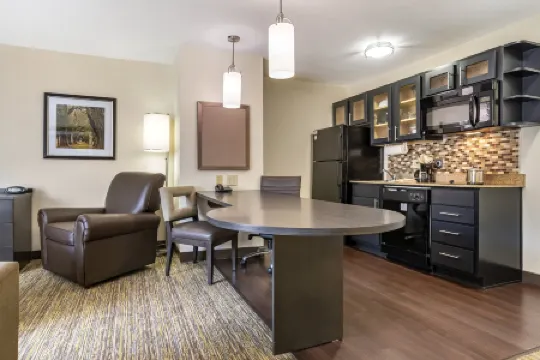 Candlewood Suites 雪花石膏