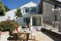 White Jasmine Cottage Hotels in Feakes