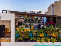 Nomads Hotel, Hostel & Rooftop Pool Cancun Отели рядом с достопримечательностью «Улица Тулум»