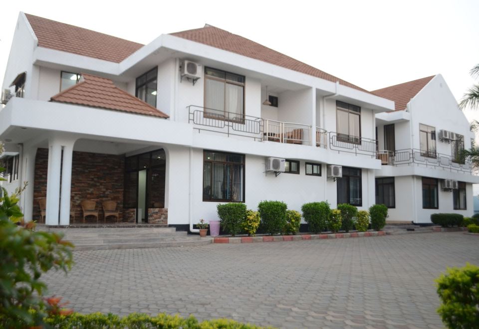 Vamos Hotel Mikumi - Housity