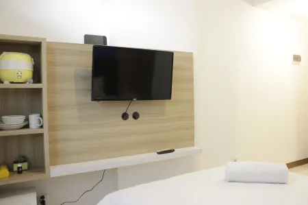 Pleasant Studio Semi Apartment at the Lodge Paskal Near Binus University Отели в г. Andir