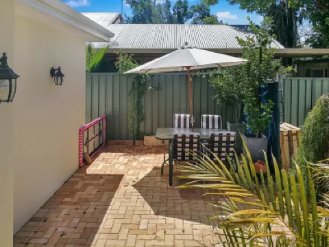 Airport B&B Hotels near Sikh Gurdwara Sahib Perth