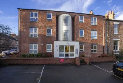 Riverbank View Three Bedroom Apartment with Free Parking Hotels in Skirpenbeck