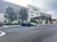 Holiday Inn Express WIXOM by IHG - Parkplatz