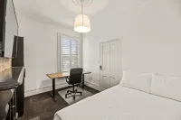 Work Sleep Live Melbourne - Bed and Breakfasts