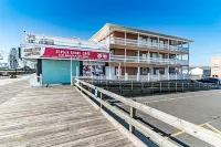 Boardwalk Hotel Charlee & Apartments Beach Hotel Oceanfront فنادق في سيسايد هايتس