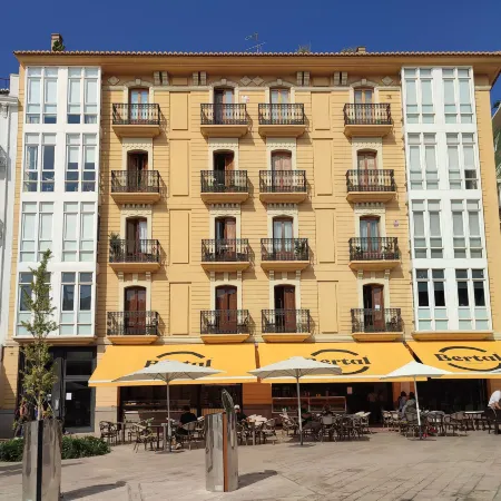 Flats Friends Plaza de la Reina Отели рядом с достопримечательностью «Башни Серранос»