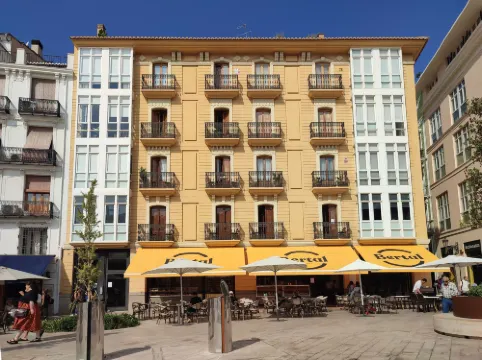 Flats Friends Plaza de la Reina