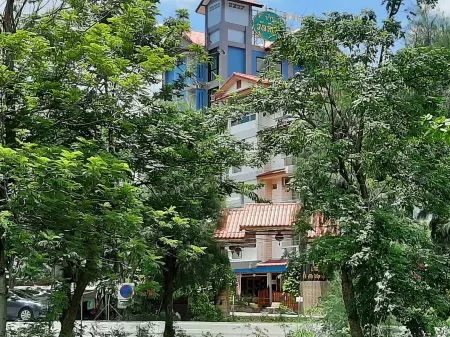 Vanlisut Hotel Ngamwongwan Отели рядом с достопримечательностью «The Key Prachachuen»