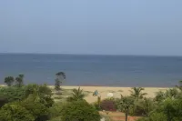 Ganesh Beach Resort فنادق في Manjakuppam