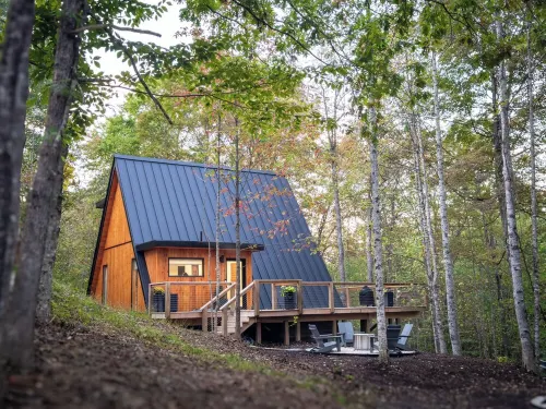 Modern A Frame, Prime Location, 6-Acres, Fire Pit, Hot Tub, King Bed, Pets Ok