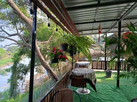 Bussaracum Resort Отели рядом с достопримечательностью «Wat Dong Sak»