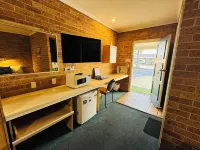 Town & Country Motor Inn Hotels in Hillvue