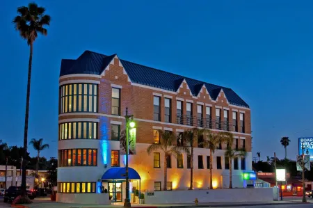 Century Park Hotel La Отели рядом с достопримечательностью «Парк Холмби»