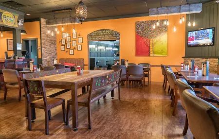 Prestige Inn Golden Отели рядом с достопримечательностью «Йохо»