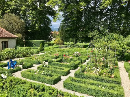 Château de Mathod Chambres d'hôtes Отели в г. Валь-де-Травер