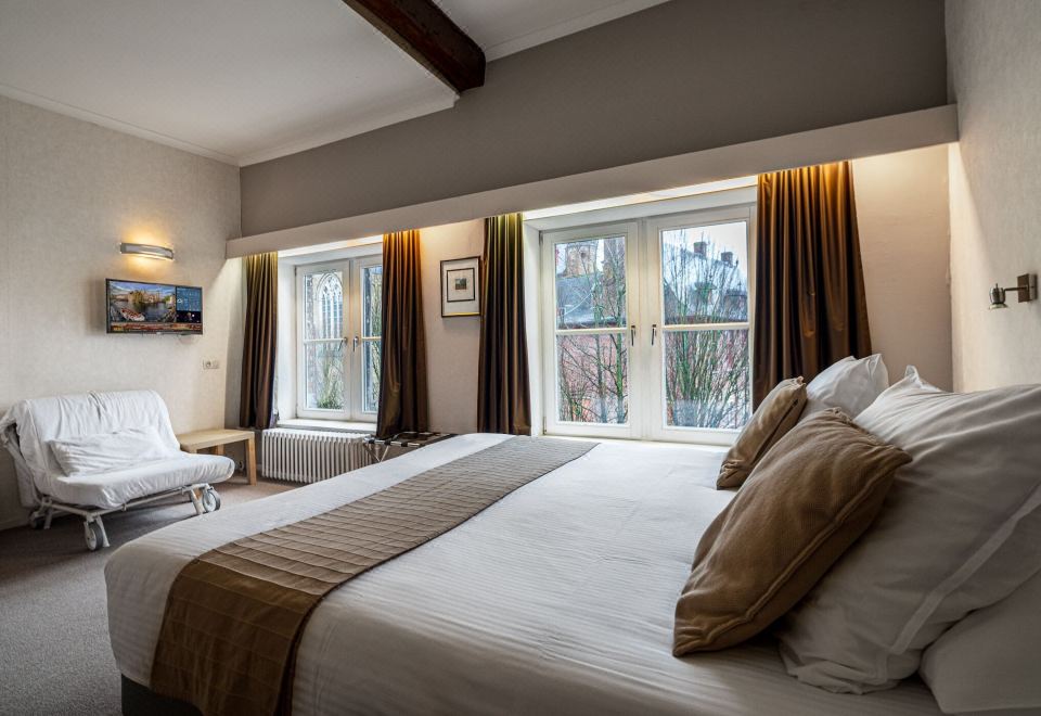 호텔 부고엔스치 호프의 운하 전망이 보이는 객실