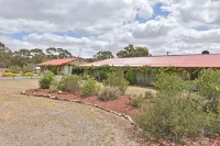 Inglewood Motel and Caravan Park Victoria Hotel a Bridgewater on Loddon