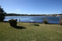 Lake Edge Holiday Units Hotels in Burrill Lake