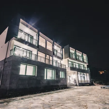 By the Hill Jeju Отели рядом с достопримечательностью «Храм Кымсундан»